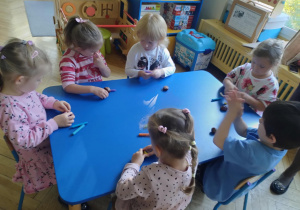 dzieci tworzą z kasztanów i materiału przyrodniczego „kasztanowe stworki”