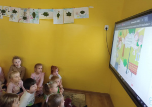 Dzieci oglądają na tablicy multimedialnej film pt. "Kacper Ratownik cześć I". Poznają jak sprawdzić czy człowiek oddycha, ucząc się wierszyka: "Nie widzę, nie słyszę, nie czuje, pogotowia potrzebuje"