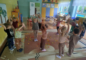 Dzieci uczestniczą w zabawach ruchowych z wyk.jesiennych liści