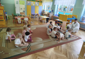 dzieci z grupy pomarańczowej uczestniczą w zajęciach karate