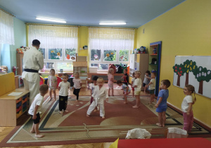 dzieci z grupy pomarańczowej uczestniczą w zajęciach karate