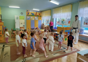 dzieci z grupy pomarańczowej uczestniczą w zajęciach karate