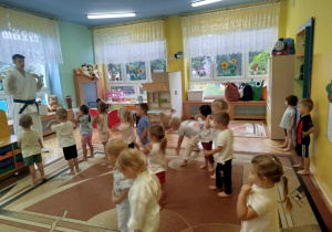 dzieci z grupy pomarańczowej uczestniczą w zajęciach karate