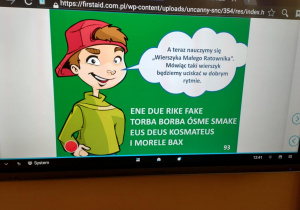 Film edukacyjny z instruktażem jak przeprowadzić prawidłowo uciśnięcia klatki piersiowej.