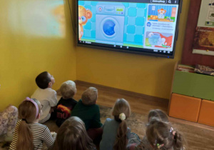 dzieci oglądają film edukacyjny „ Dbamy o zdrowie"