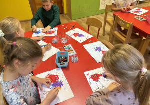dzieci wykonują pracę plastyczną „ Wirusy i bakterie”
