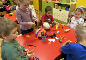 dzieci przygotowują kukiełki z warzyw z wyk. bibuły, wstążek, kolorowego papieru