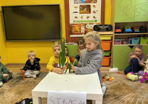 dzieci przedstawiają treść wiersza „ Na straganie” z wyk. kukiełek z warzyw