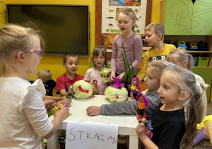 dzieci przedstawiają treść wiersza „ Na straganie” z wyk. kukiełek z warzyw
