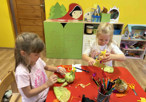 dzieci przygotowują kukiełki z warzyw z wyk. bibuły, wstążek, kolorowego papieru