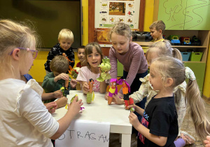 dzieci przedstawiają treść wiersza „ Na straganie” z wyk. kukiełek z warzyw