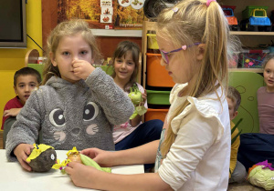 dzieci przedstawiają treść wiersza „ Na straganie” z wyk. kukiełek z warzyw