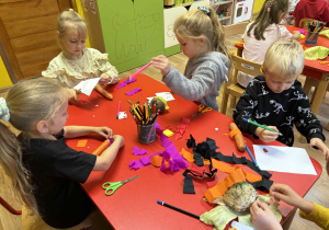 dzieci przygotowują kukiełki z warzyw z wyk. bibuły, wstążek, kolorowego papieru
