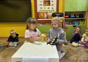 dzieci przedstawiają treść wiersza „ Na straganie” z wyk. kukiełek z warzyw