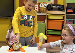 dzieci przedstawiają treść wiersza „ Na straganie” z wyk. kukiełek z warzyw