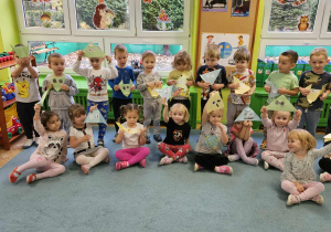 Dzieci grupowo prezentują wykonane prace metoda origami.