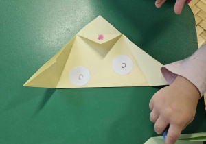 Dziewczynka ozdabia swoją pracę