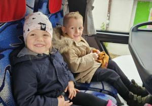 W dniu 28.10.2025r. Grupa zielona i grupa niebieska odwiedziła Baśniową Kawiarenkę. Dzieci oglądały przedstawienie pt. "Czerwony Kapturek" oraz uczestniczyły w warsztatach, nie obyło się także bez słodkiego poczęstunku, ciasteczka i soczku truskawkowego. Kameralna scena na środku kawiarenki, ciepła atmosfera, fantastyczni Aktorzy i piękne lalki- to wszystko spowodowało że pobyt w tym miejscu był niepowtarzalnym przeżyciem a dzieci wyszły uśmiechnięte i zadowolone.