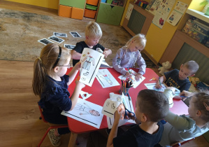 dzieci kolorują strój sanitariuszek