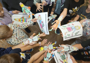 dzieci prezentują swoje prace