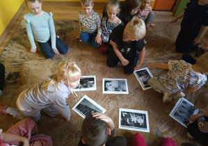 dzieci oglądają zdjęcia z powstania