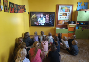 dzieci oglądają film "Powstańcze dziewczyny"