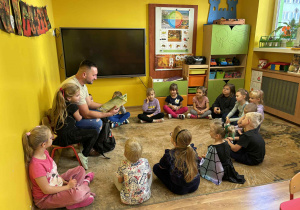 Zdjęcie 1 - tata Igi czyta dzieciom książkę „Jesteś cudem”