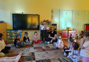 Michalinka pokazuje ilustracje książki czytanej przez Pana Artura