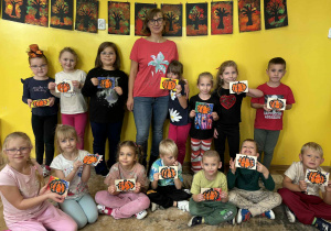 dzieci prezentują swoje prace