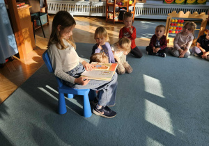 Dziewczynka czyta książkę.