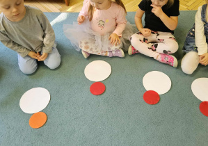 Dzieci układają rytm z ķół