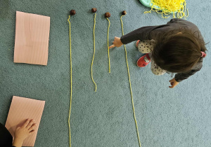 Dzieci porównują długość sznurka