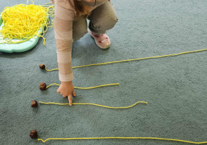 Dzieci porównują długość sznurka