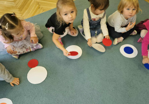 Dzieci układają małe koło na wielkim.