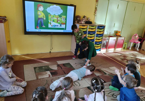 dzieci uczą się zasad pierwszej pomocy