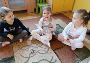 dzieci oglądają maski tlenowe