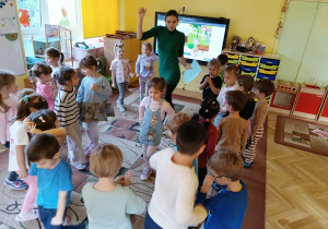 dzieci podczas zabawy ruchowej "numery alarmowe"