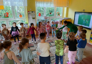 dzieci śpiewają piosenkę na powitanie