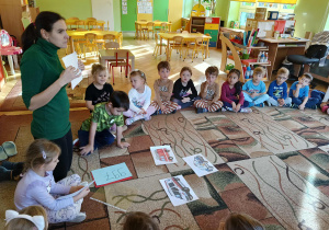 dzieci utrwalają numery alarmowe