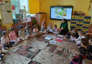 dzieci utrwalają numery alarmowe