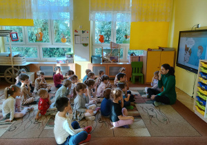 dzieci wykonują ćwiczenia oddechowe