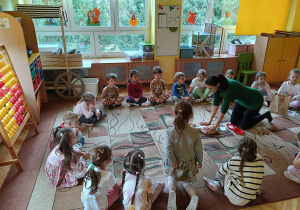 mama Zuzi prezentuje udzielanie pierwszej pomocy