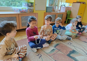 dzieci oglądają maski tlenowe