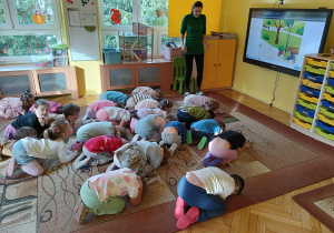 dzieci ćwiczą pozycję bezpieczną "Żółw"
