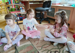 dzieci oglądają maski tlenowe