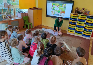 dzieci uczą się jak sprawdzić czy osoba oddycha