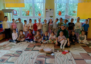 dzieci z mamą Zuzi pozują do zdjecia grupowego