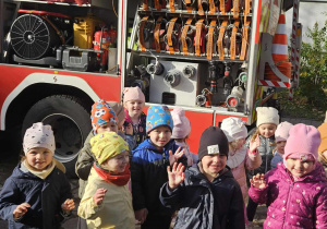 Dzieci oglądają wóz strażacki