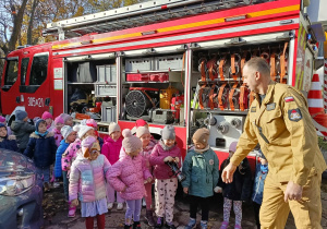 Dzieci oglądają wóz strażacki