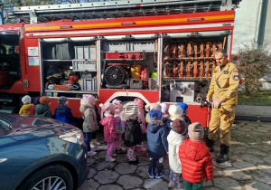 Dzieci oglądają wóz strażacki